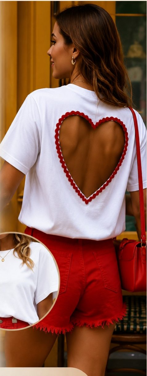 Camiseta branca de modelagem solta, com recorte vazado em forma de coração nas costas
